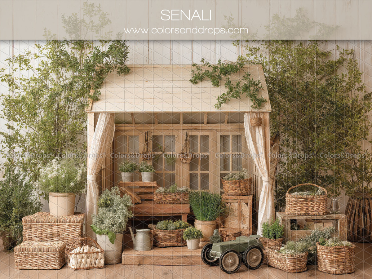Fondo fotográfico floral Senali – refugio de jardín con cortinas, árboles y tractor de juguete | Colors&Drops