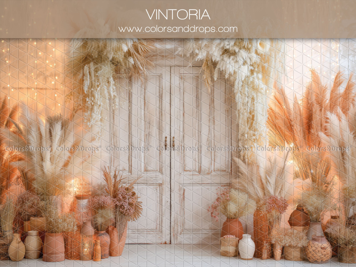 Fondo fotográfico boho Vintoria – puertas blancas con pampa anaranjada y jarrones | Colors&Drops