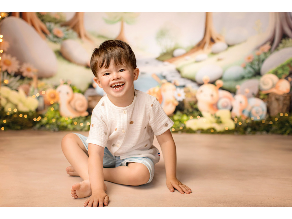 Fond photo bébé et smash cake Petit Cargo – forêt de sapins avec escargots et rivière | Colors&Drops