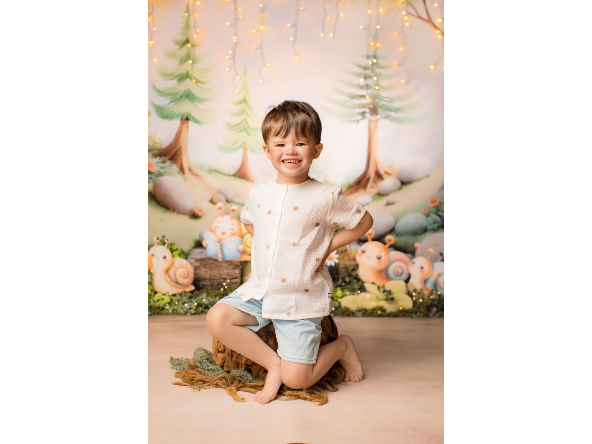 Fond photo bébé et smash cake Petit Cargo – forêt de sapins avec escargots et rivière | Colors&Drops