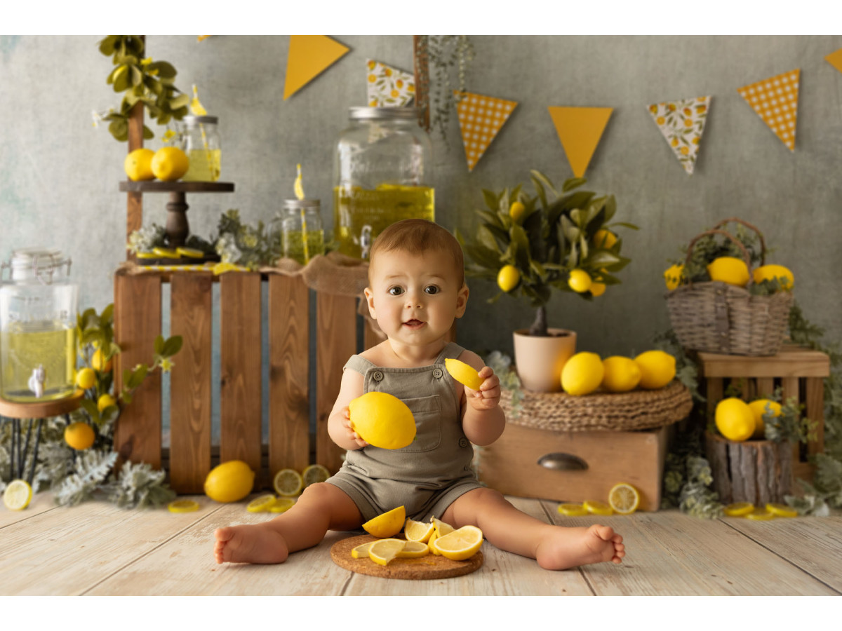 Baby & cake smash photo backdrop Petit Citron – lemonade stand with lemons and wooden crates | Colors&Drops