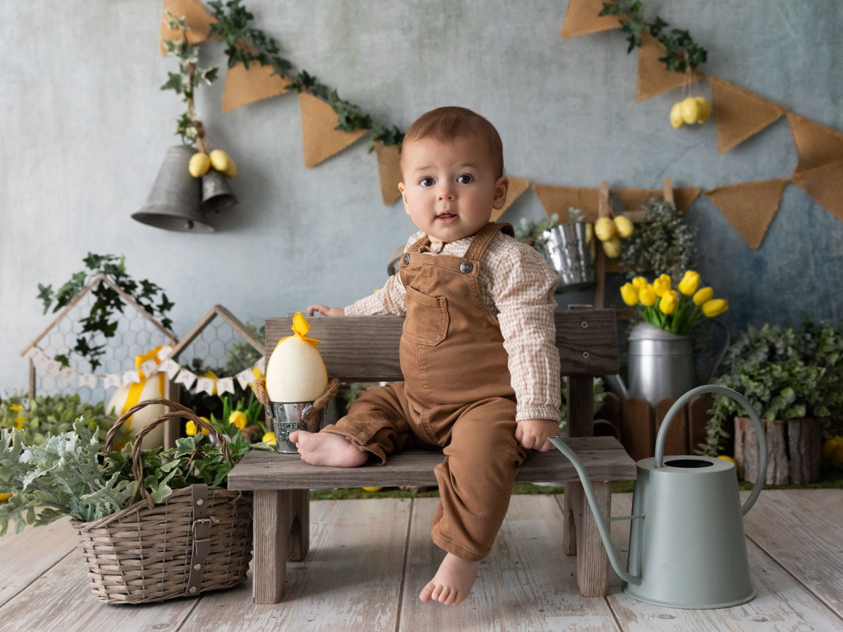 Baby & cake smash photo backdrop Petits Oeufs – Easter set with bunting garland and tulips | Colors&Drops