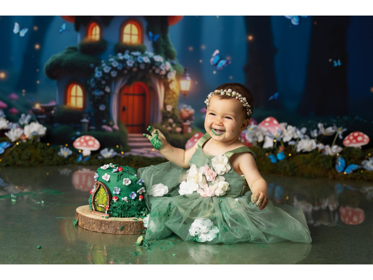 Baby & cake smash photo backdrop Peti Champi – mushroom house in an enchanted night forest | Colors&Drops