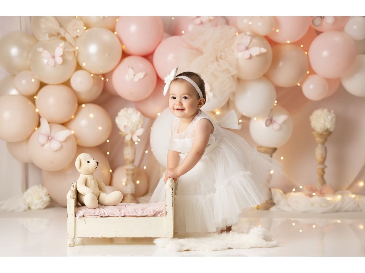 Baby & cake smash photo backdrop Iluma – cream and pink balloon arch with flowers | Colors&Drops