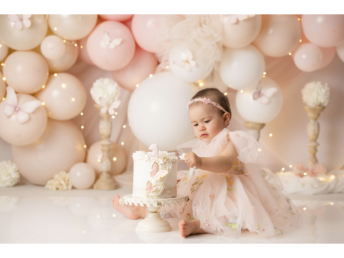 Baby & cake smash photo backdrop Iluma – cream and pink balloon arch with flowers | Colors&Drops