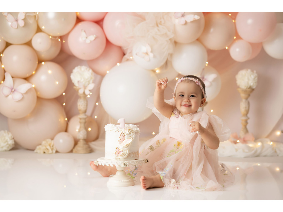 Baby & cake smash photo backdrop Iluma – cream and pink balloon arch with flowers | Colors&Drops