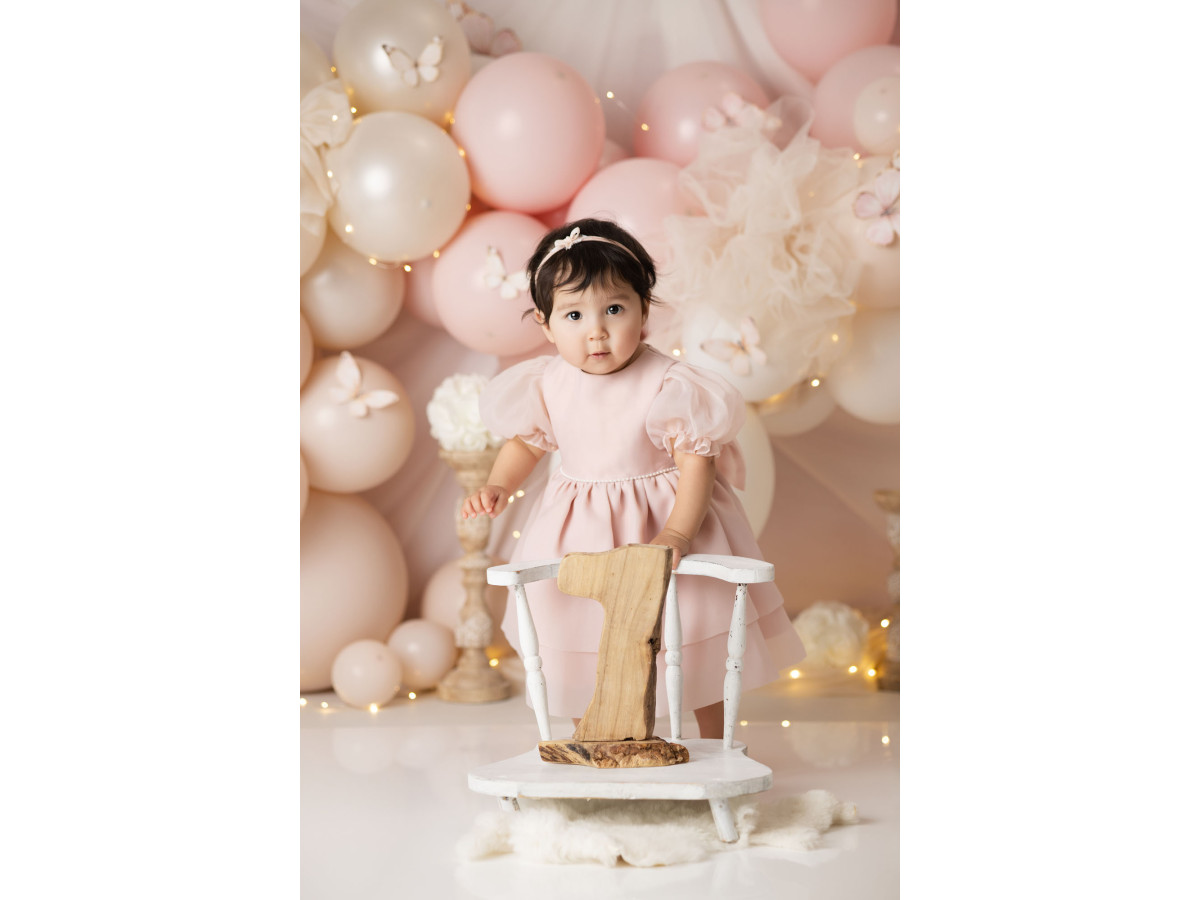 Baby & cake smash photo backdrop Iluma – cream and pink balloon arch with flowers | Colors&Drops