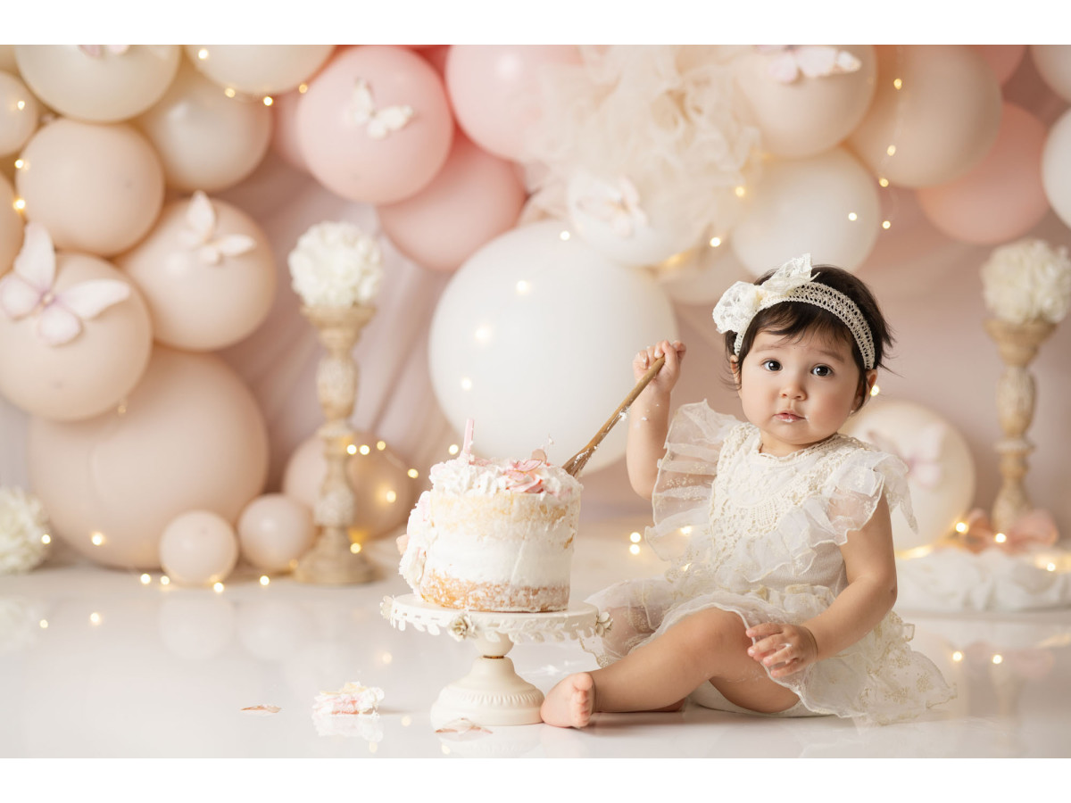 Baby & cake smash photo backdrop Iluma – cream and pink balloon arch with flowers | Colors&Drops