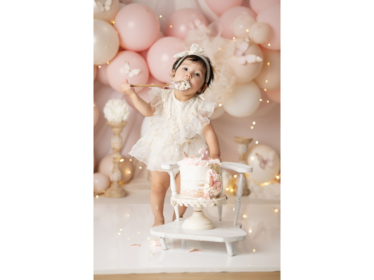 Baby & cake smash photo backdrop Iluma – cream and pink balloon arch with flowers | Colors&Drops