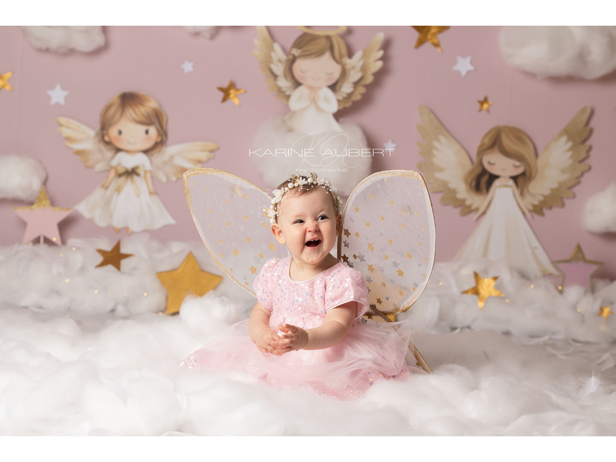 Fond photo bébé et smash cake Little Angel – ciel rose avec nuages, anges et étoiles dorées | Colors&Drops