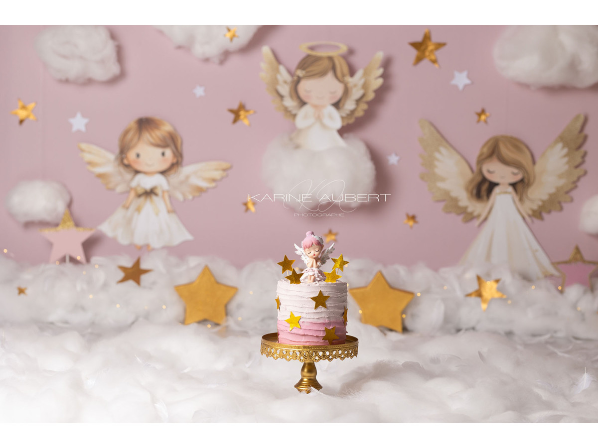 Fond photo bébé et smash cake Little Angel – ciel rose avec nuages, anges et étoiles dorées | Colors&Drops