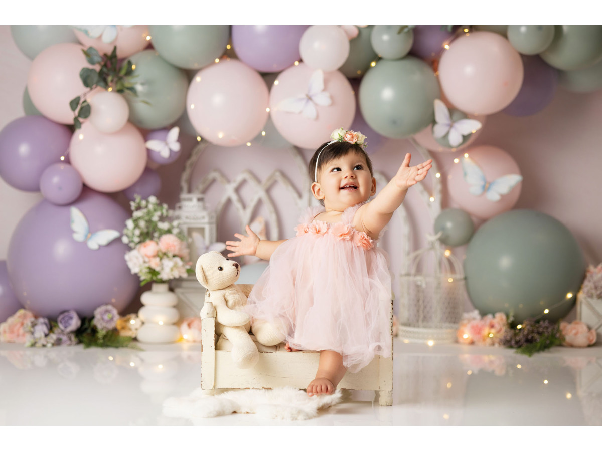 Baby & cake smash photo backdrop Oliane – sage and mauve balloon arch with window | Colors&Drops