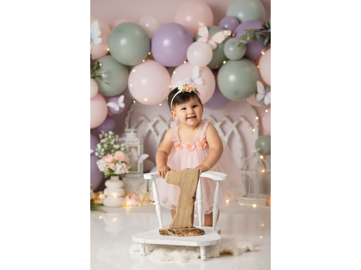 Baby & cake smash photo backdrop Oliane – sage and mauve balloon arch with window | Colors&Drops