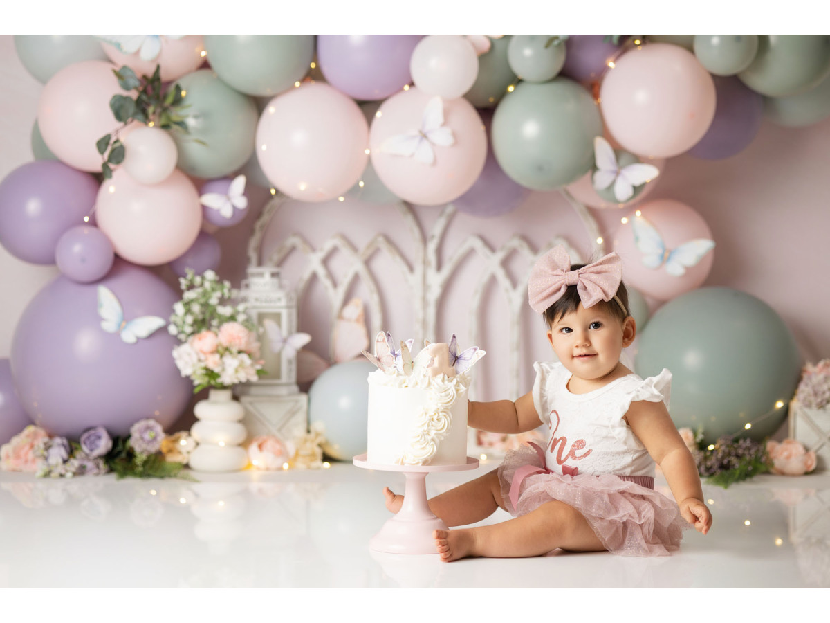 Baby & cake smash photo backdrop Oliane – sage and mauve balloon arch with window | Colors&Drops
