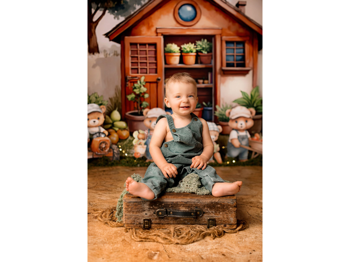 Baby & cake smash photo backdrop Petit Ours du Jardin – red garden shed with gardener teddy bears | Colors&Drops