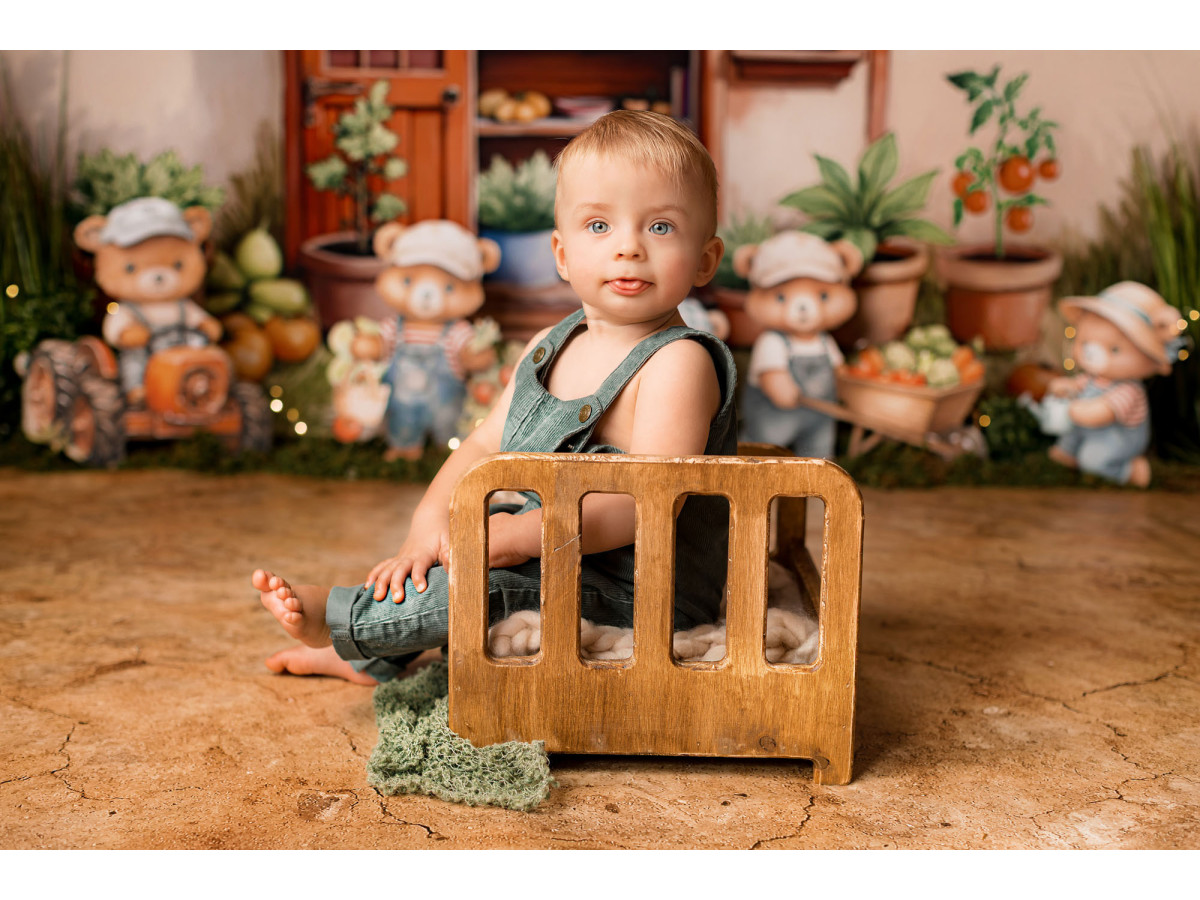 Baby & cake smash photo backdrop Petit Ours du Jardin – red garden shed with gardener teddy bears | Colors&Drops