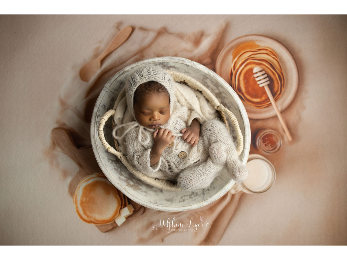 Newborn photo backdrop Pancakes – fur nest with pancakes and honey | Colors&Drops