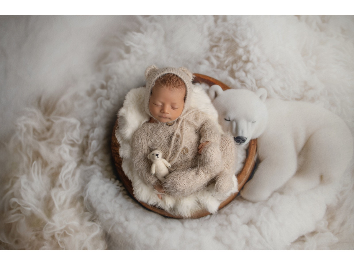 Fondo fotográfico de recién nacido Ours Blanc – nido de piel con oso blanco de peluche | Colors&Drops