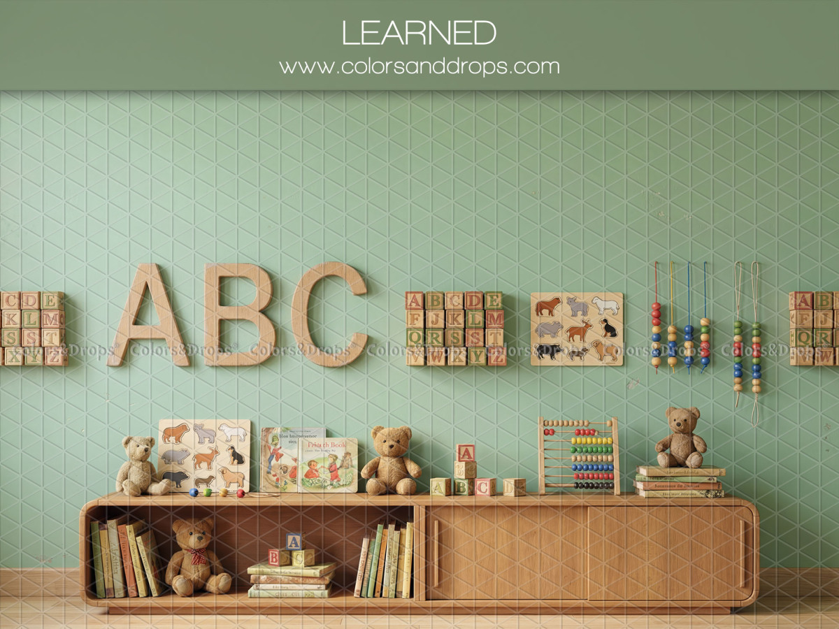Fond photo scolaire Learned – mur vert avec lettres ABC en bois et étagère | Colors&Drops