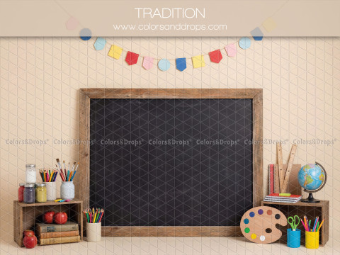 Fond photo scolaire Tradition – tableau noir avec fanions et fournitures scolaires | Colors&Drops