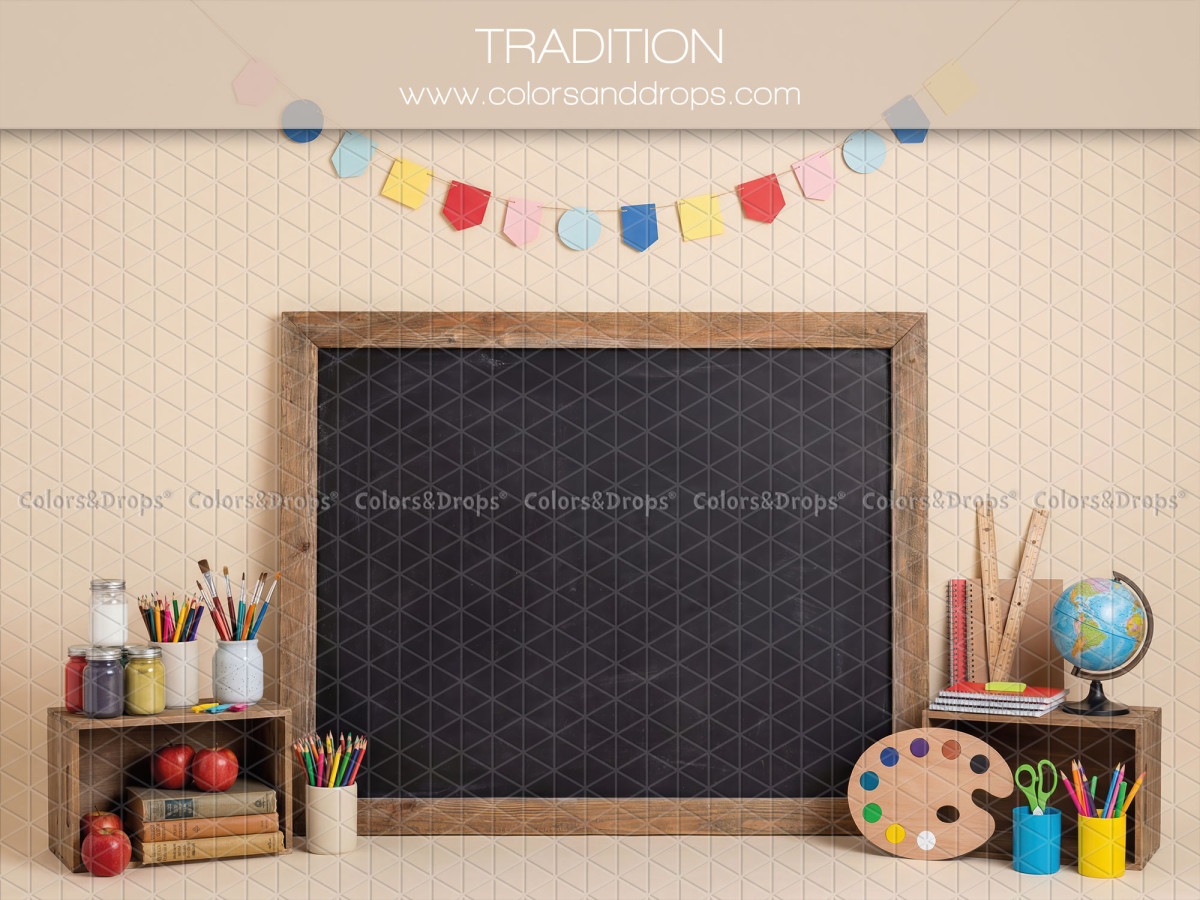 Fond photo scolaire Tradition – tableau noir avec fanions et fournitures scolaires | Colors&Drops