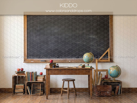 Fond photo scolaire Kiddo – tableau noir avec bureau d'école et tabouret | Colors&Drops