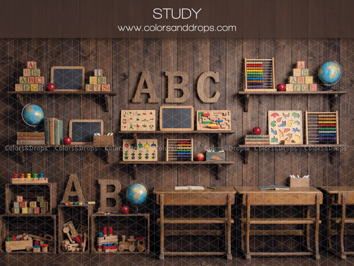 Fondo fotográfico escolar Study – pared de madera con letras ABC, estantes y pupitres | Colors&Drops
