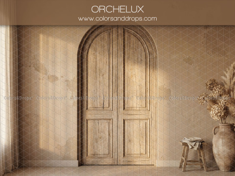 Fond photo bohème Orchelux – porte cintrée en bois sur mur beige avec tabouret | Colors&Drops