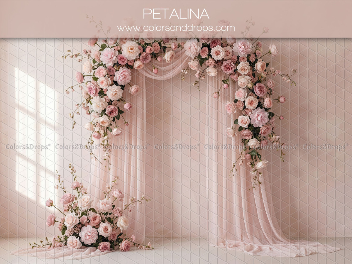 Fondo fotográfico boho Petalina – arco de rosas con visillo y ramo en el suelo | Colors&Drops