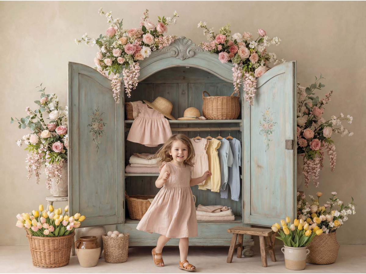 Fondo fotográfico boho Closet – armario azul claro abierto con ropa y tulipanes | Colors&Drops