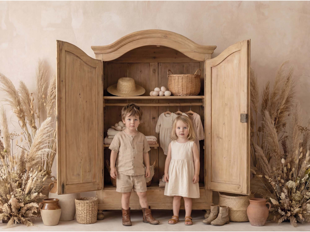 Fondo fotográfico boho Pantry – armario de madera clara abierto con ropa y pampa | Colors&Drops