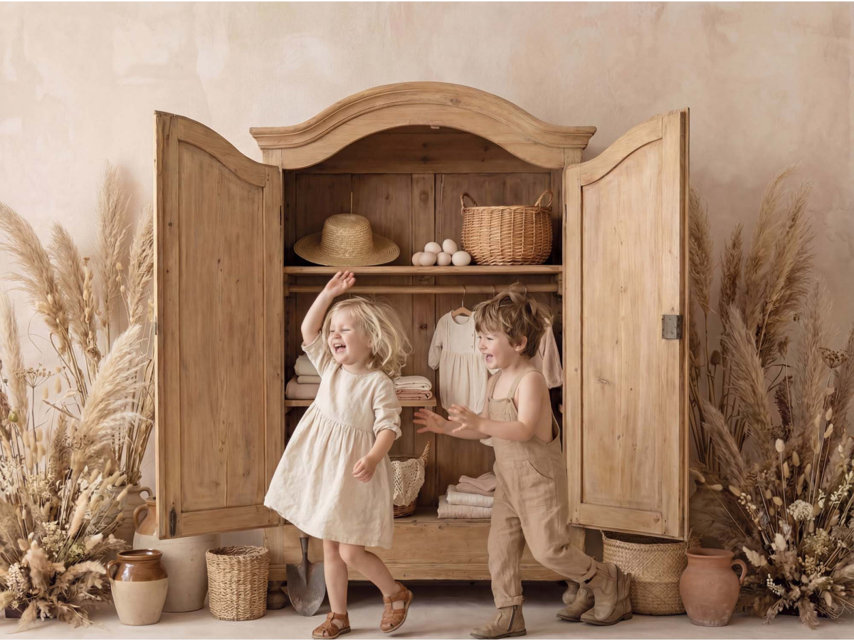 Fondo fotográfico boho Pantry – armario de madera clara abierto con ropa y pampa | Colors&Drops