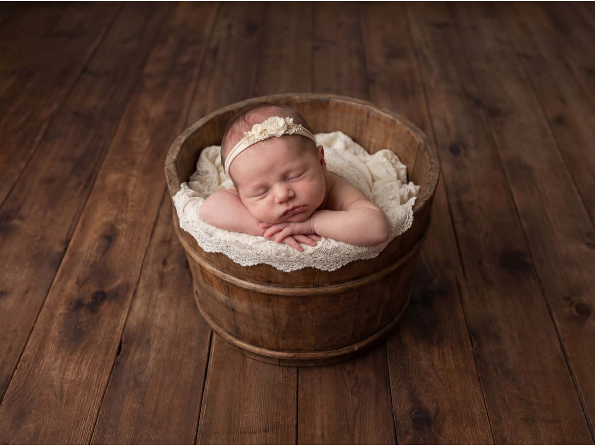 Photo floor New Earth – knotty brown wooden planks | Colors&Drops