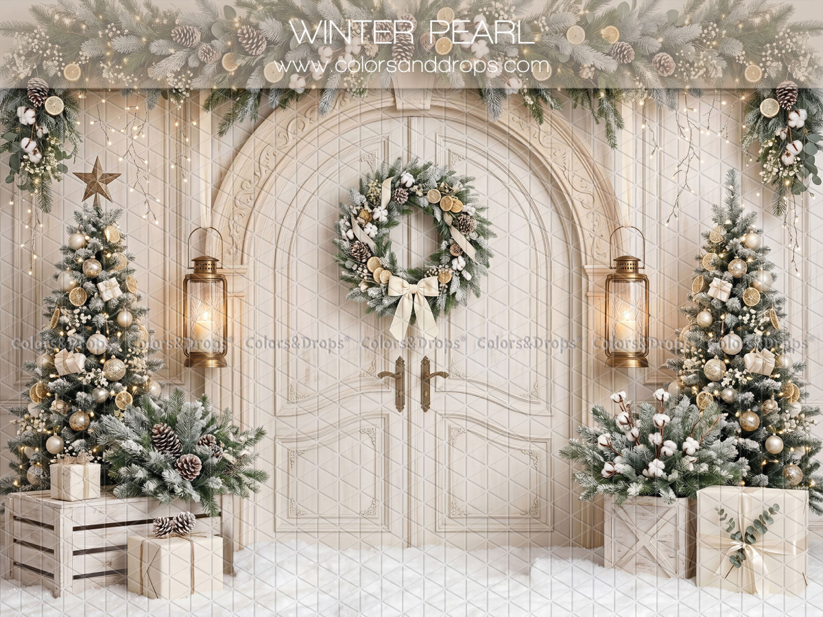 Fond photo de Noël Winter Pearl – double porte blanche avec couronne et sapins | Colors&Drops