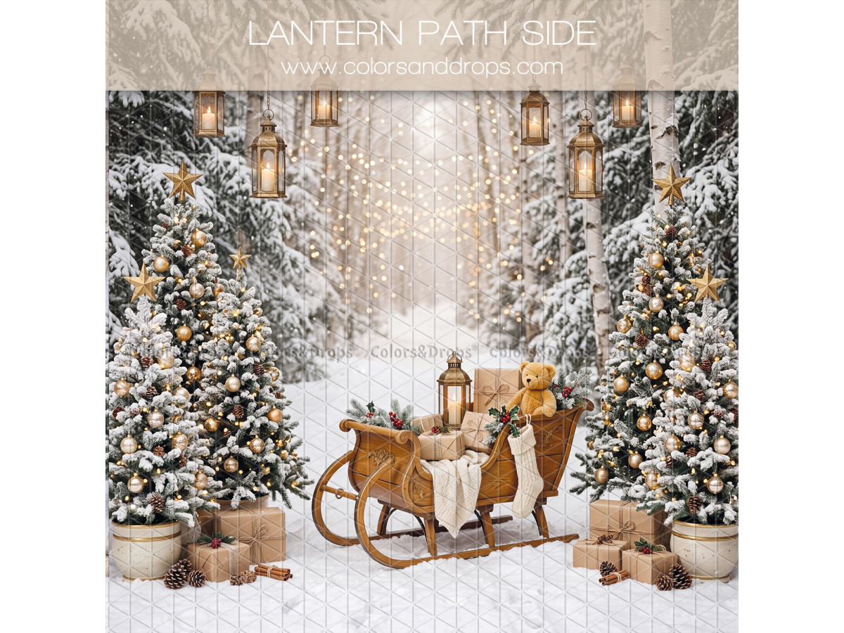 Fond photo latéral de Noël Lantern Path Side – forêt enneigée avec traîneau en bois et lanternes | Colors&Drops
