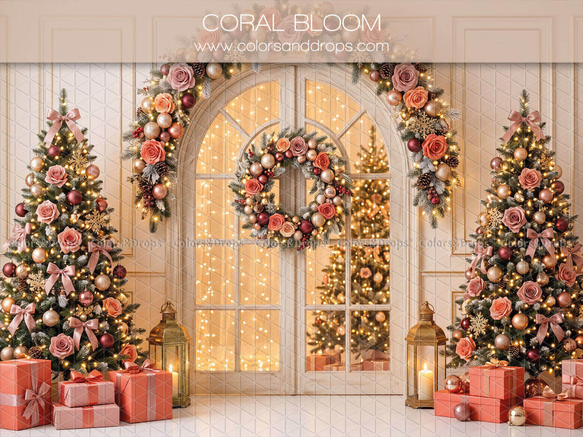 Fond photo de Noël Coral Bloom – porte vitrée avec arche de fleurs corail et sapins | Colors&Drops