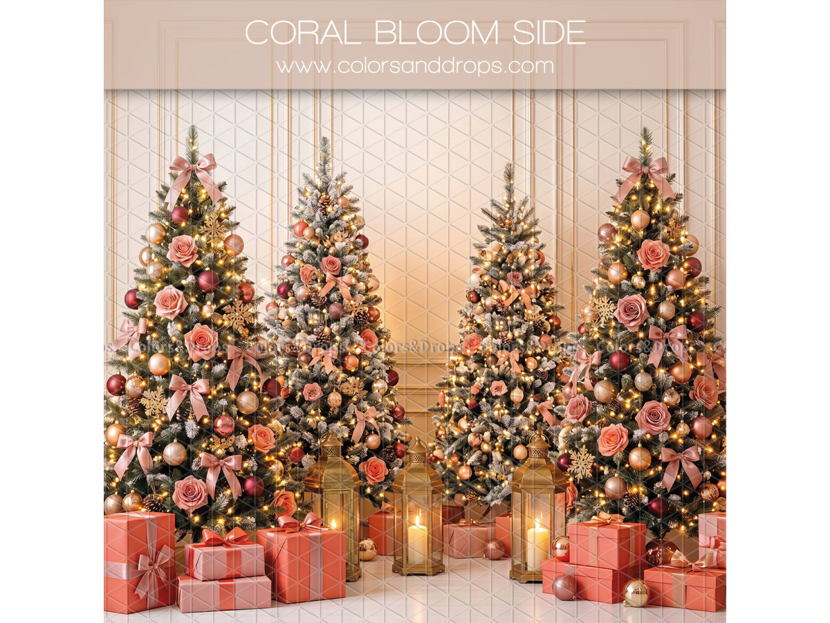 Fond photo latéral de Noël Coral Bloom Side – sapins de Noël aux décorations corail avec cadeaux et lanternes | Colors&Drops