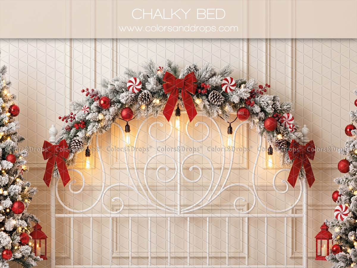 Fond photo de Noël Chalky Bed – tête de lit blanche en fer avec guirlande de Noël rouge | Colors&Drops
