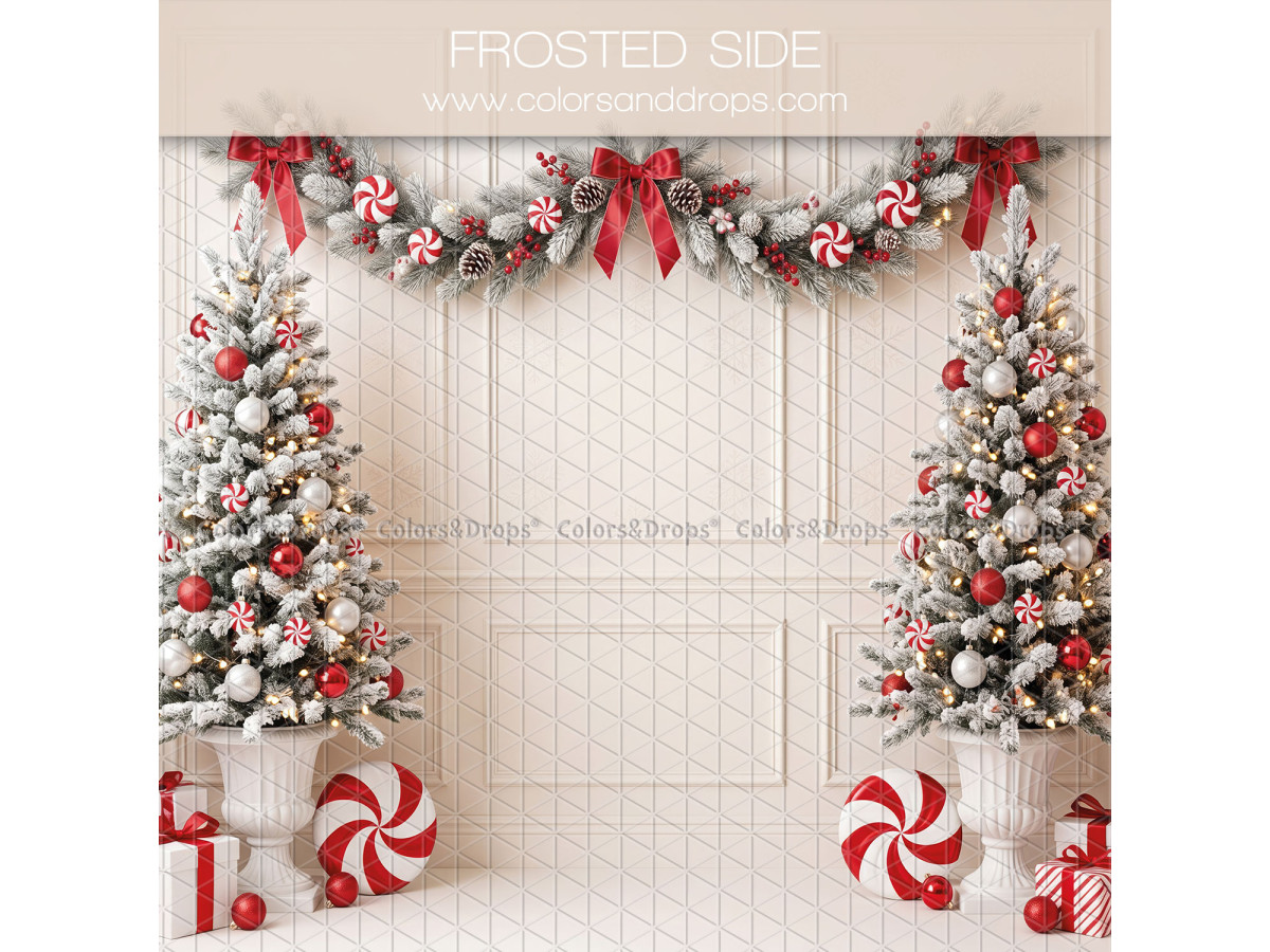 Fond photo latéral de Noël Frosted Side – mur blanc avec guirlande de Noël et sapins enneigés | Colors&Drops