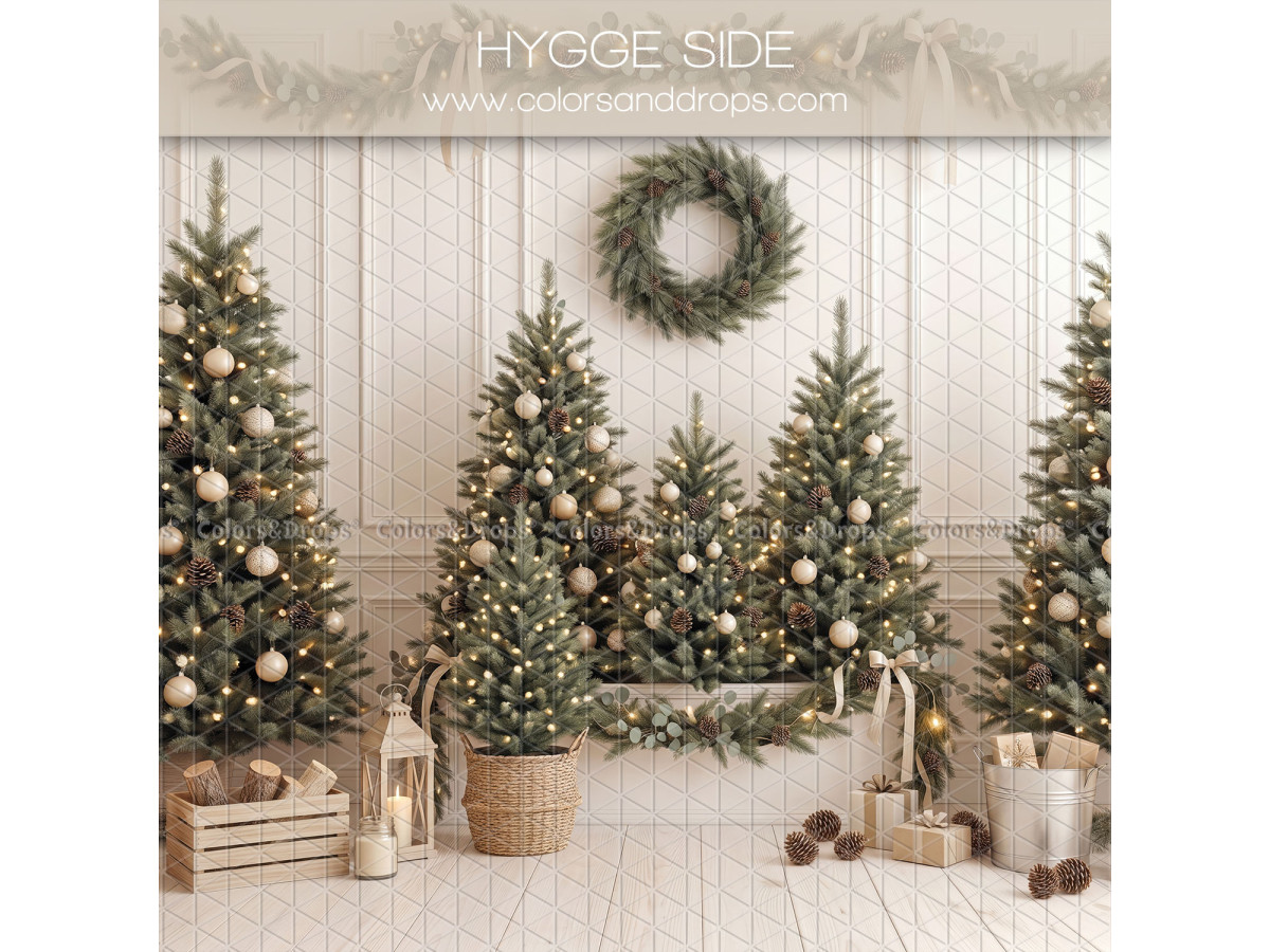 Fond photo latéral de Noël Hygge Side – mur blanc avec couronne et sapins de Noël | Colors&Drops