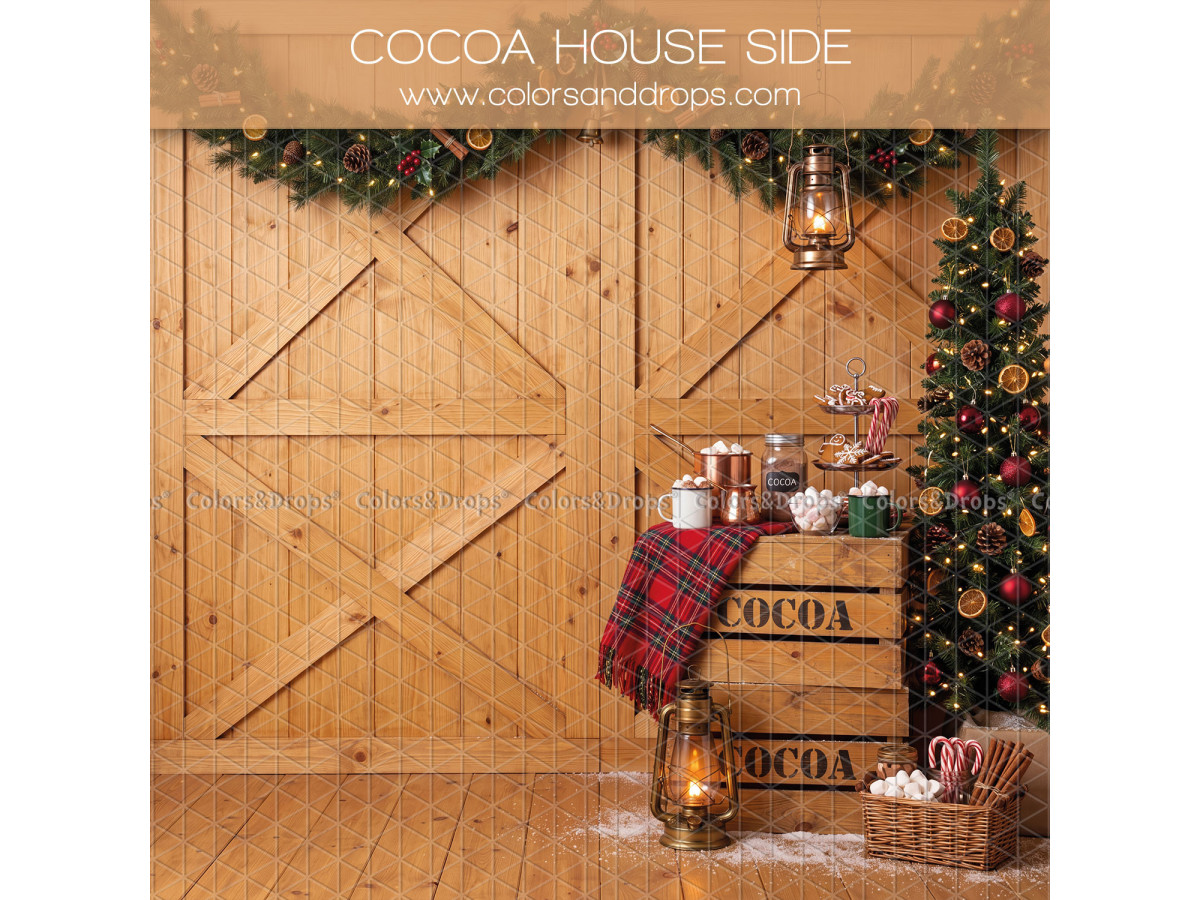 Fond photo latéral de Noël Cocoa House Side – portes de grange en bois avec caisses Cocoa et sapin | Colors&Drops