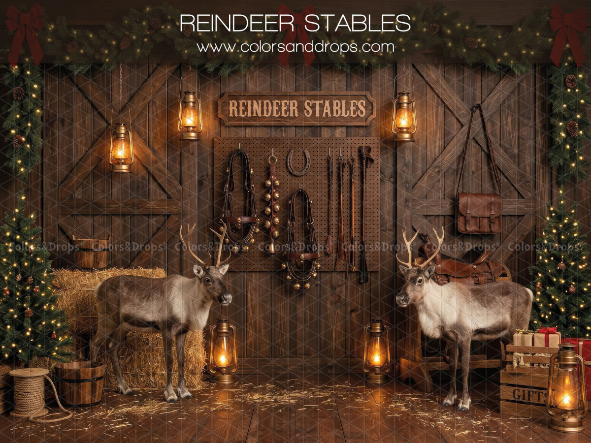 Fond photo de Noël Reindeer Stables – écurie avec deux rennes, foin et lanternes | Colors&Drops