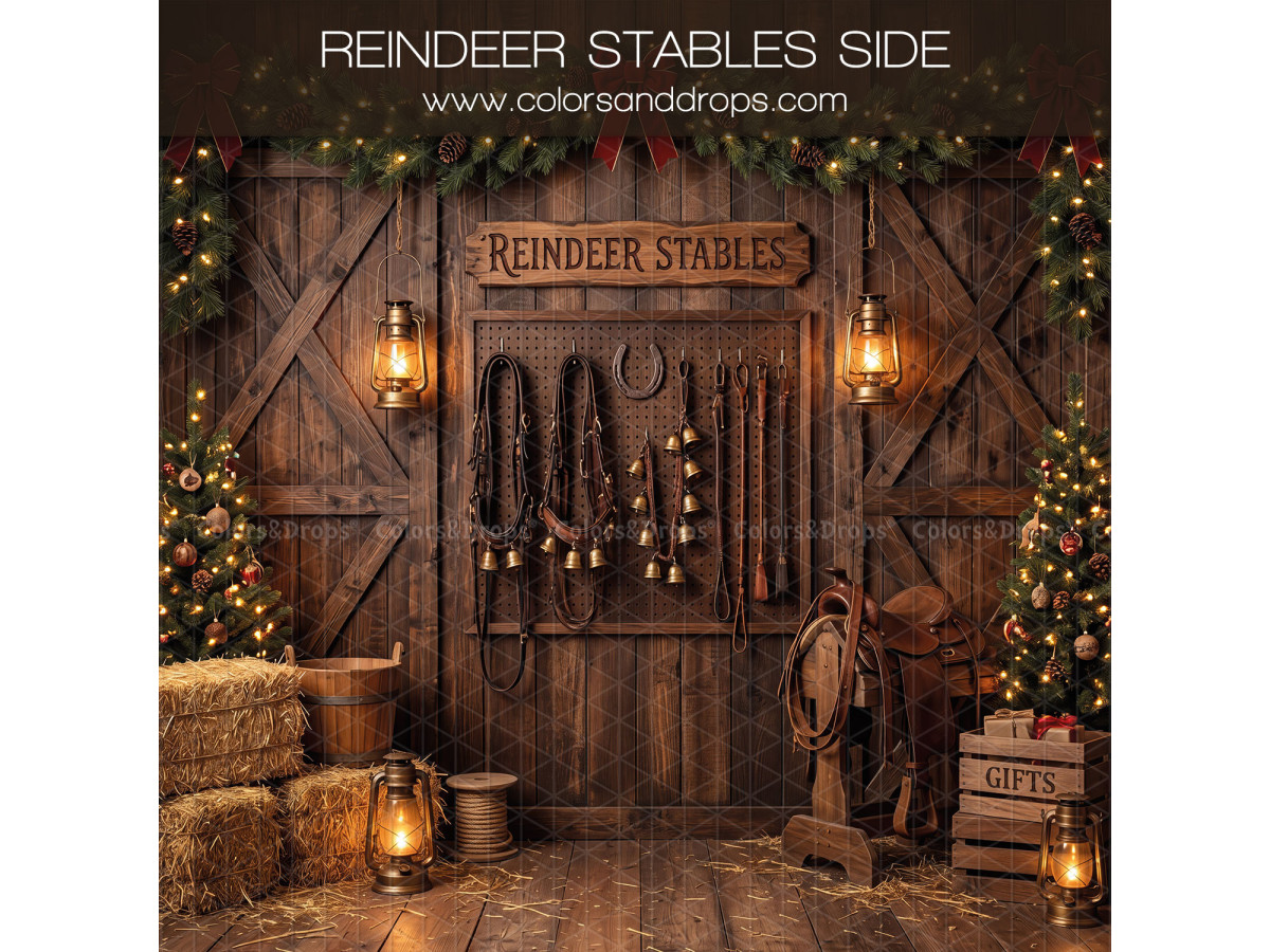 Fond photo latéral de Noël Reindeer Stables Side – porte d'écurie des rennes avec harnais et foin | Colors&Drops