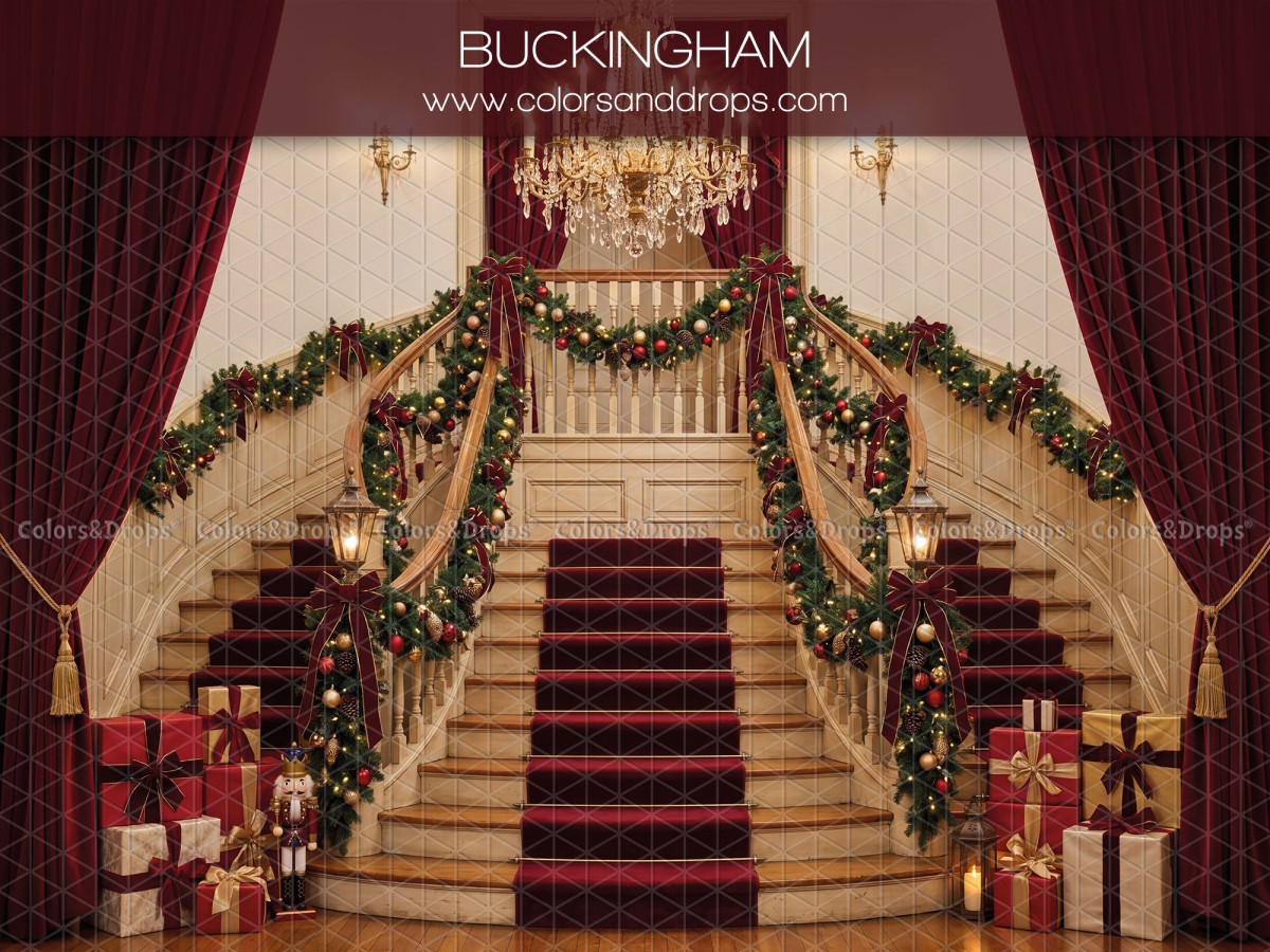 Fond photo de Noël Buckingham – grand escalier de palais avec rideaux rouges et lustre | Colors&Drops
