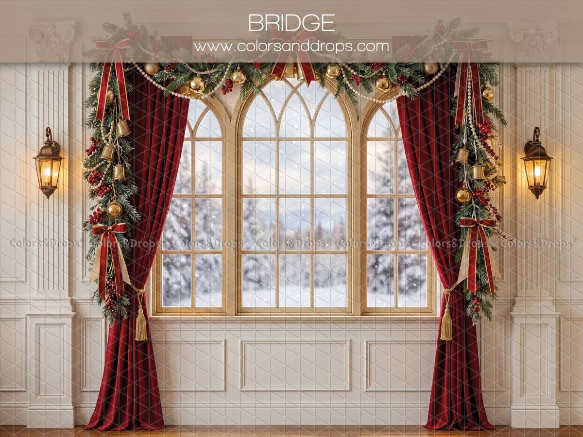 Fond photo de Noël Bridge – fenêtre cintrée enneigée avec rideaux rouges | Colors&Drops