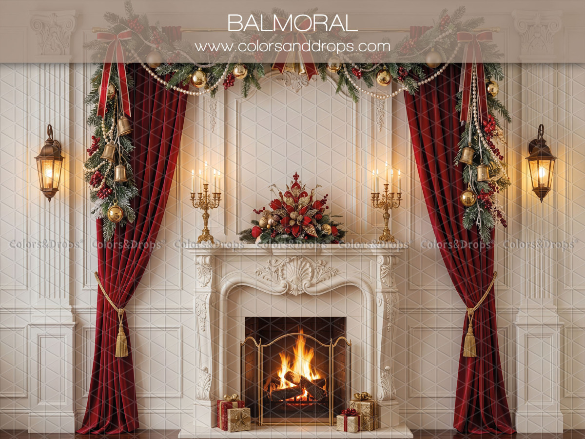 Fond photo de Noël Balmoral – cheminée blanche entre rideaux rouges et appliques | Colors&Drops