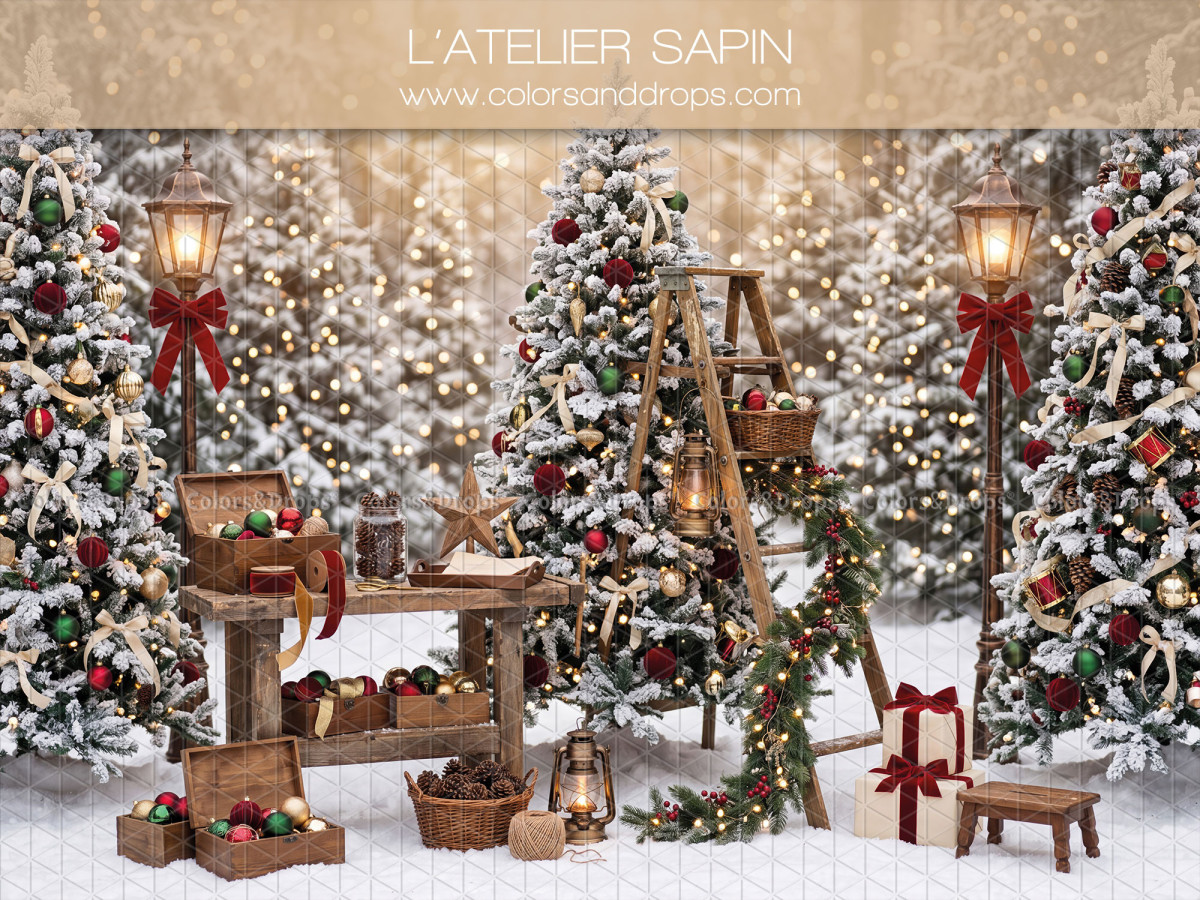 Fond photo de Noël L'Atelier Sapin – établi en forêt enneigée avec échelle et lampadaires | Colors&Drops