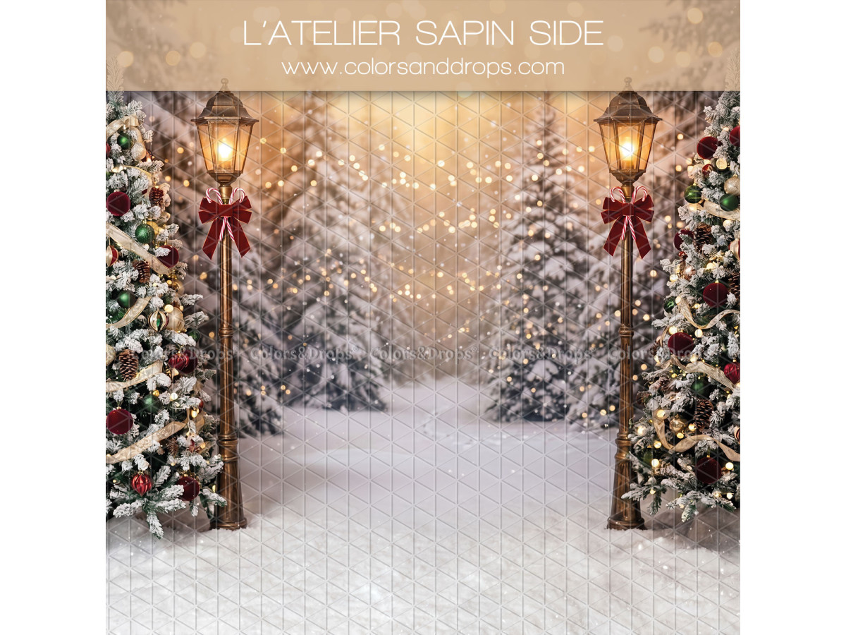 Fond photo latéral de Noël L'Atelier Sapin Side – forêt de sapins enneigés avec lampadaires | Colors&Drops