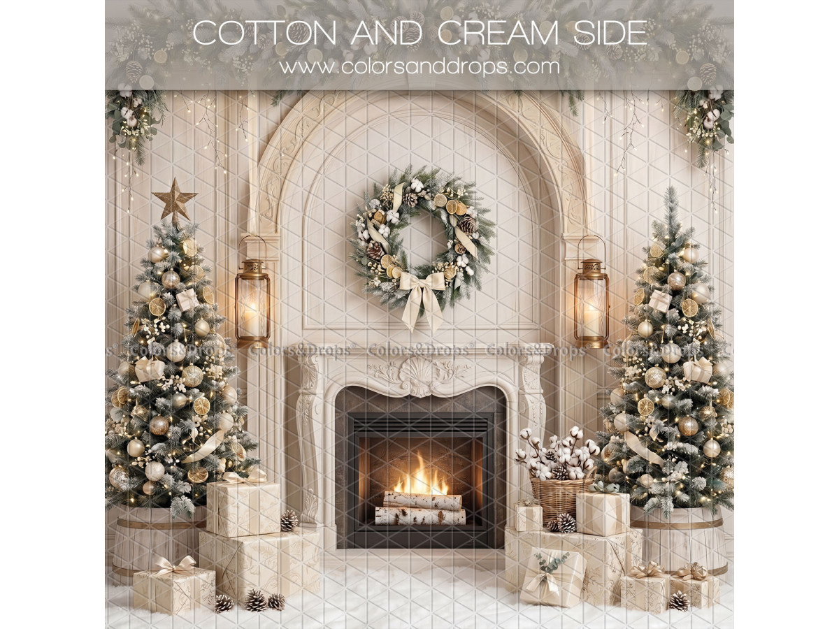 Fond photo latéral de Noël Cotton and Cream Side – cheminée crème avec couronne, lanternes et sapins | Colors&Drops