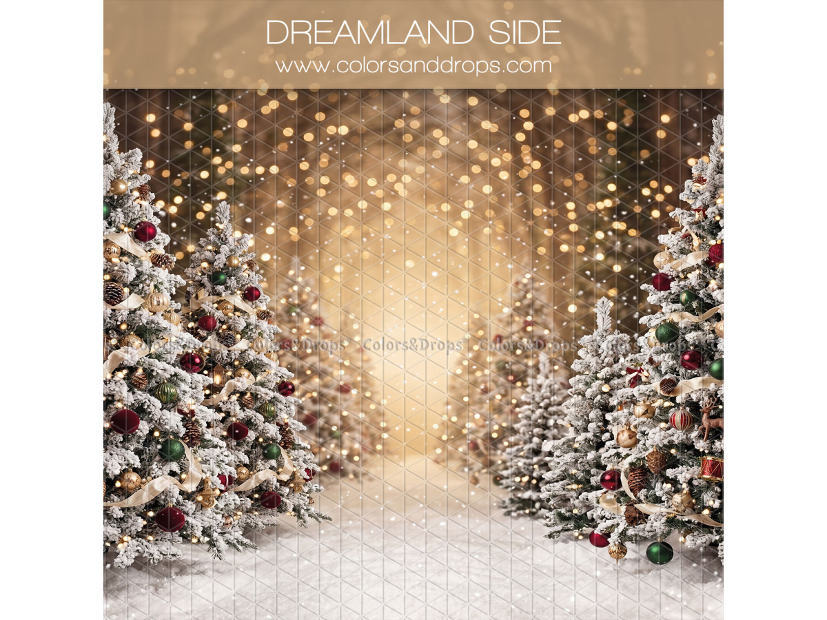 Fond photo latéral de Noël Dream Land Side – allée de sapins enneigés avec bokeh | Colors&Drops